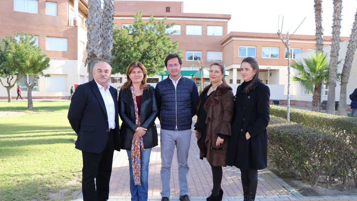 Antonio González del Sindicato Médico junto a Rosalía Espinosa, Francisco Góngora, Carmen Crespo y Aránzazu Martín.