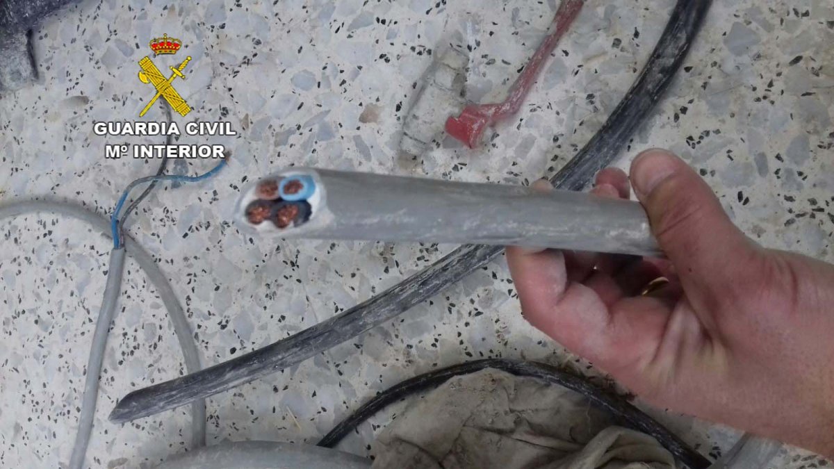 Un cable de la cantera tras el robo de la instalación.