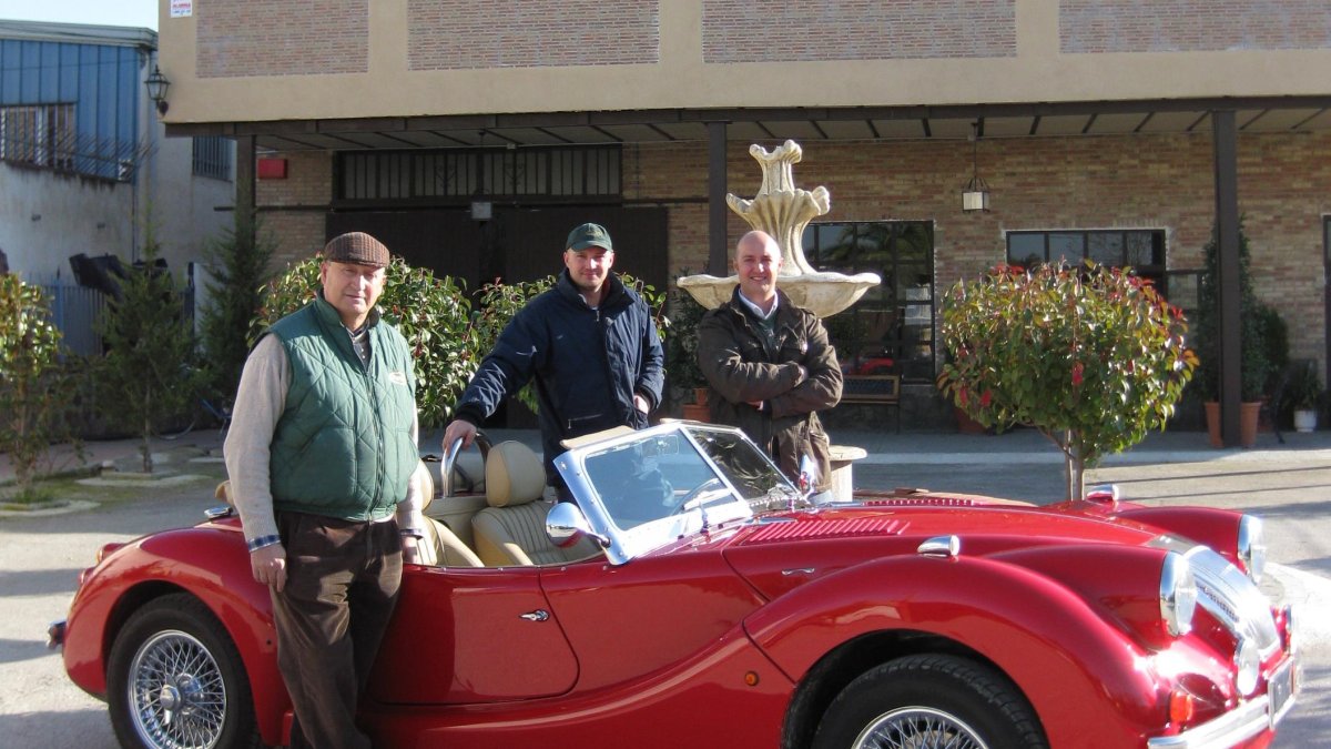 Juan hurtado en primer término, con sus hijos, junto a uno de sus modelos exclusivos fabricado a la medida del cliente.