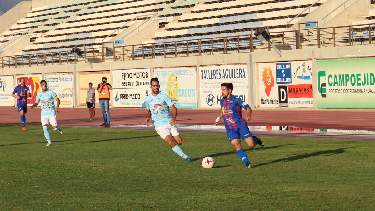 Velasco en una acción de juego en Santo Domingo.
