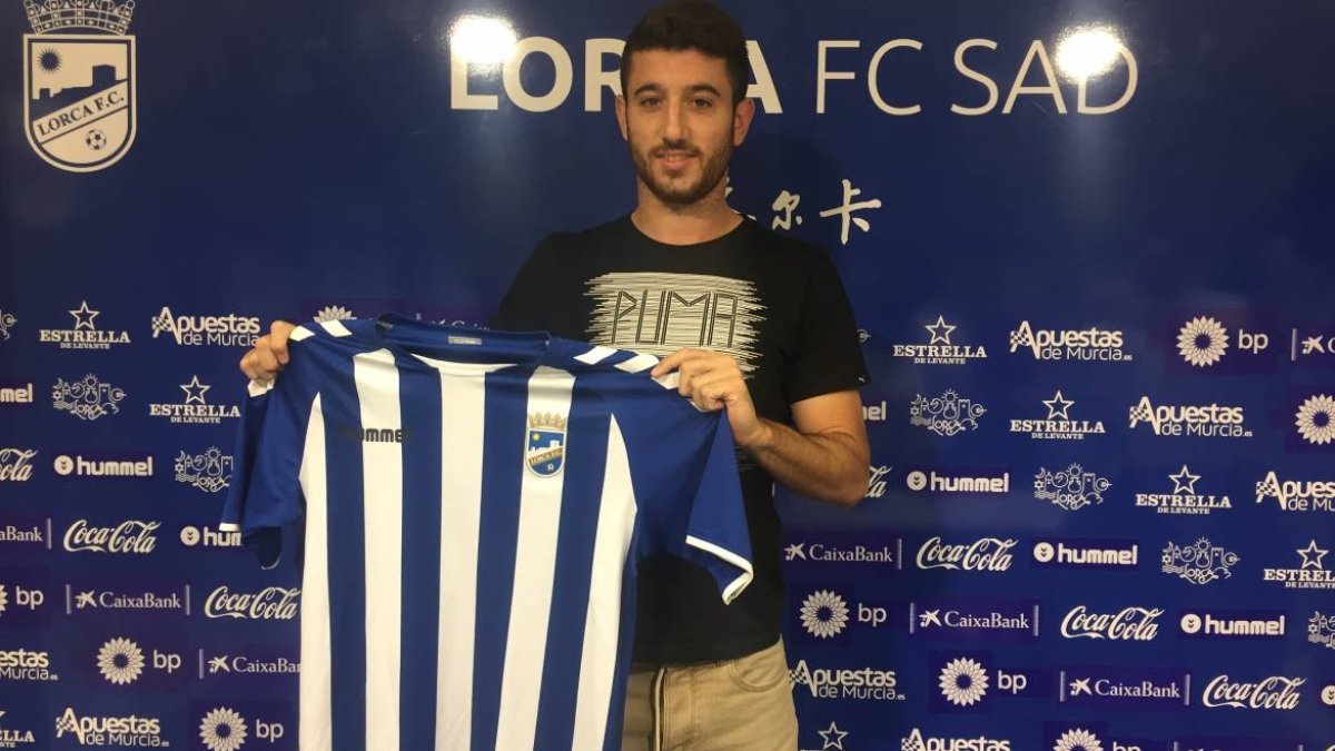 Nando está cedido en el Lorca.