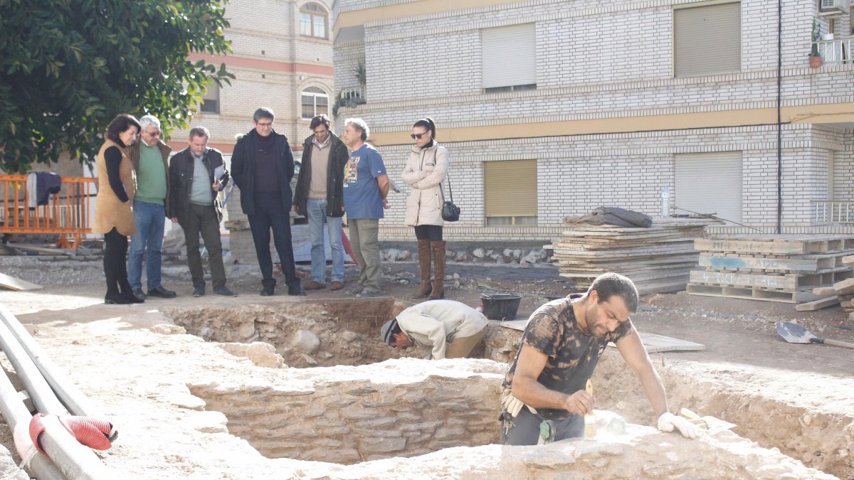 Manuel Cortés supervisando los trabajos que están destapando las pileta de la Plaza de la ermita San Sebastián.