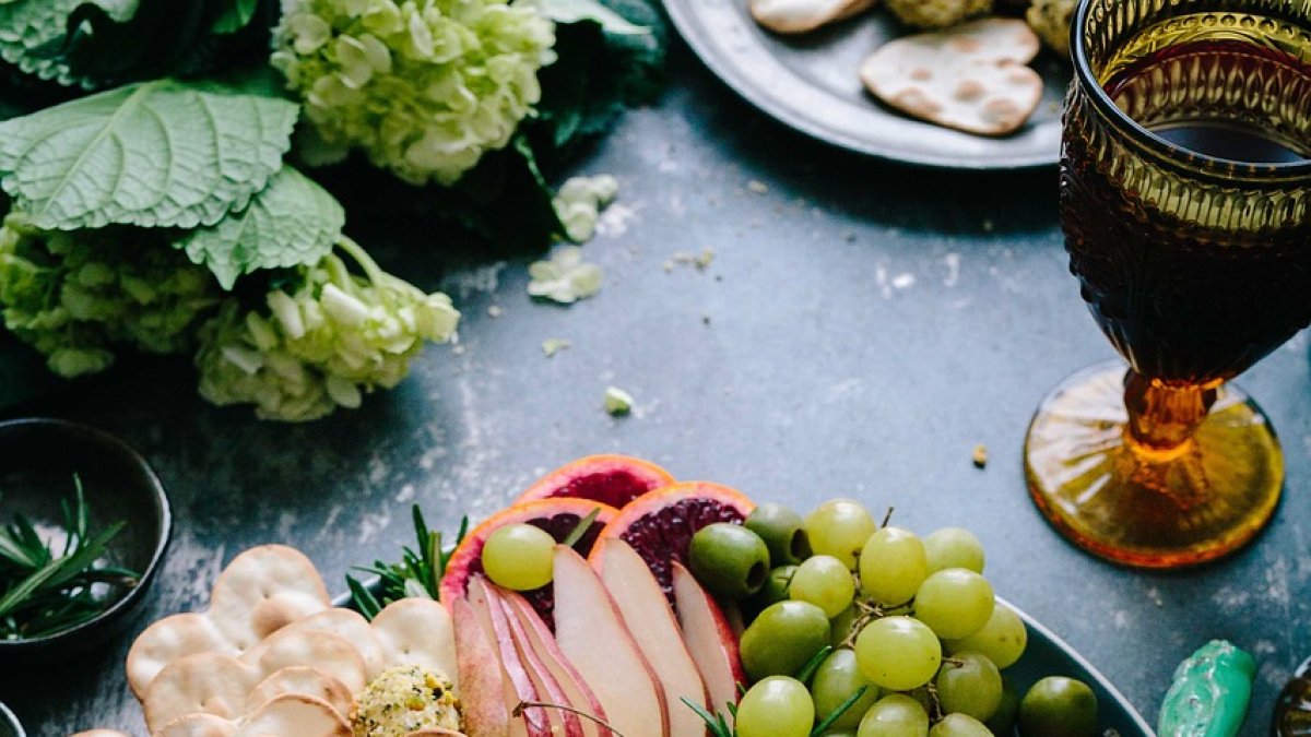 El color en el plato de frutas y verduras en un síntoma de riqueza de nutrientes.