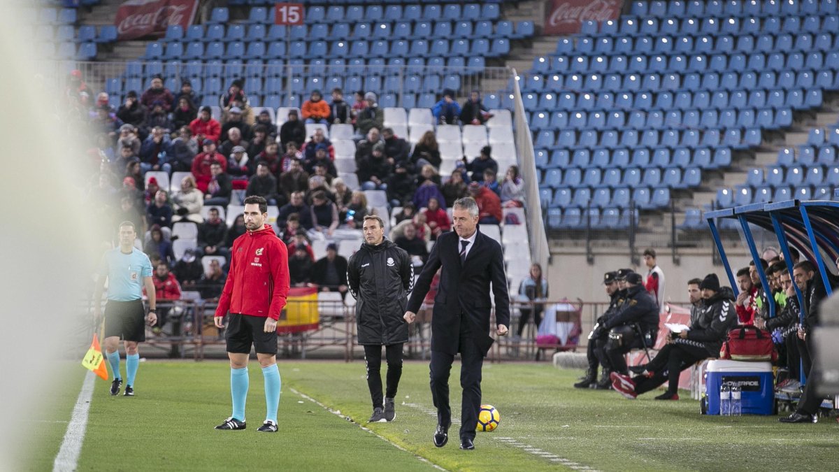 Lucas Alcaraz atento en la banda.
