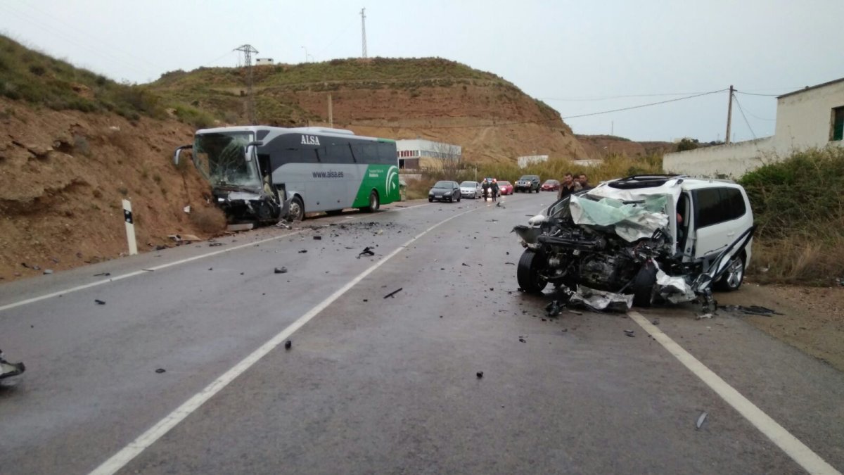 Estado de los vehículos implicados en el accidente tras el choque.