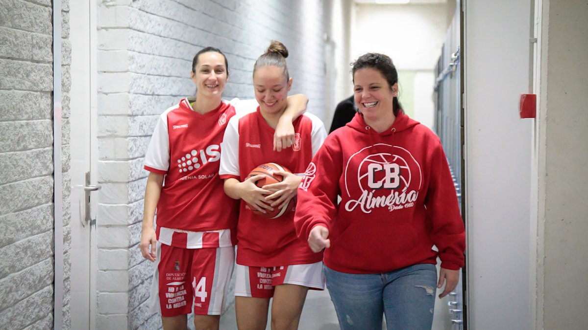 Pamela Moral y Lucia Torres con la fisio Ana Albacete.
