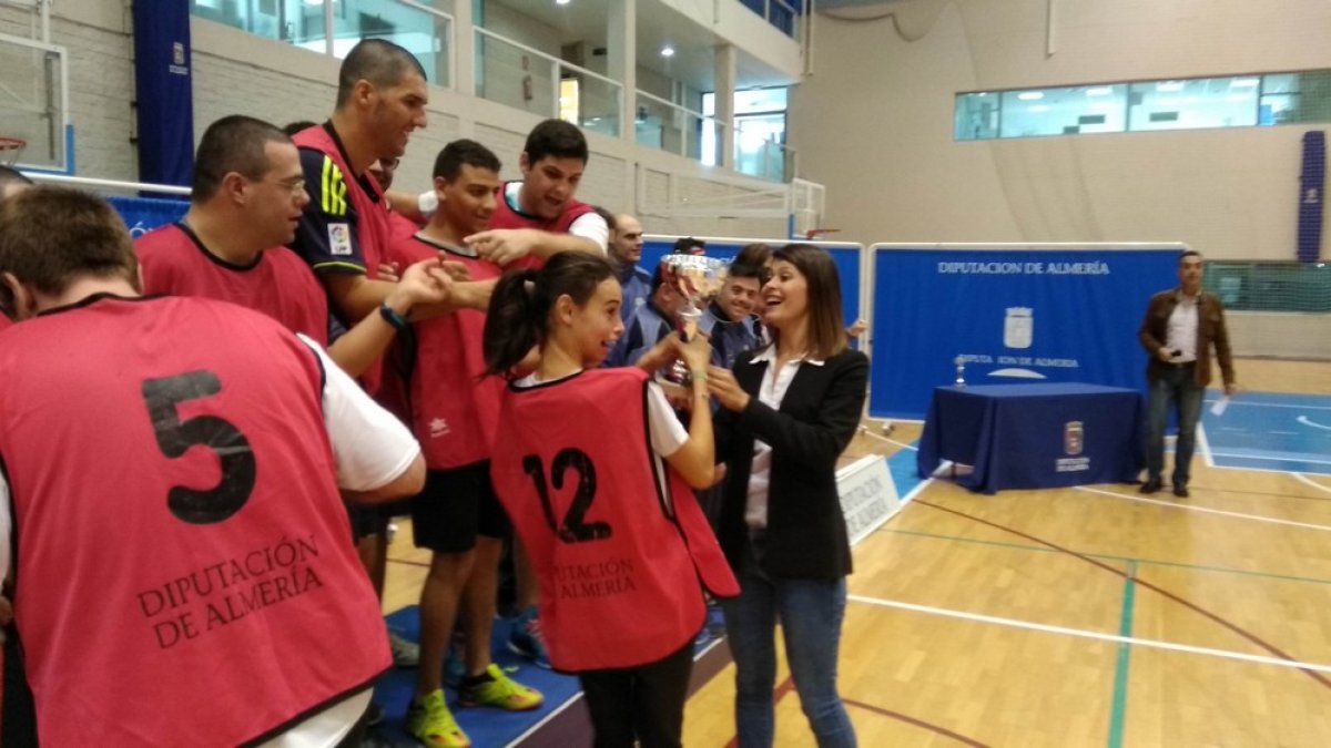 La diputada de Deportes con los participantes.