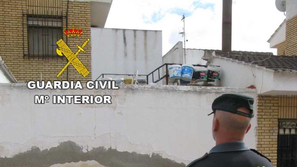 Los vecinos alertaron al guardia civil fuera de servicio.
