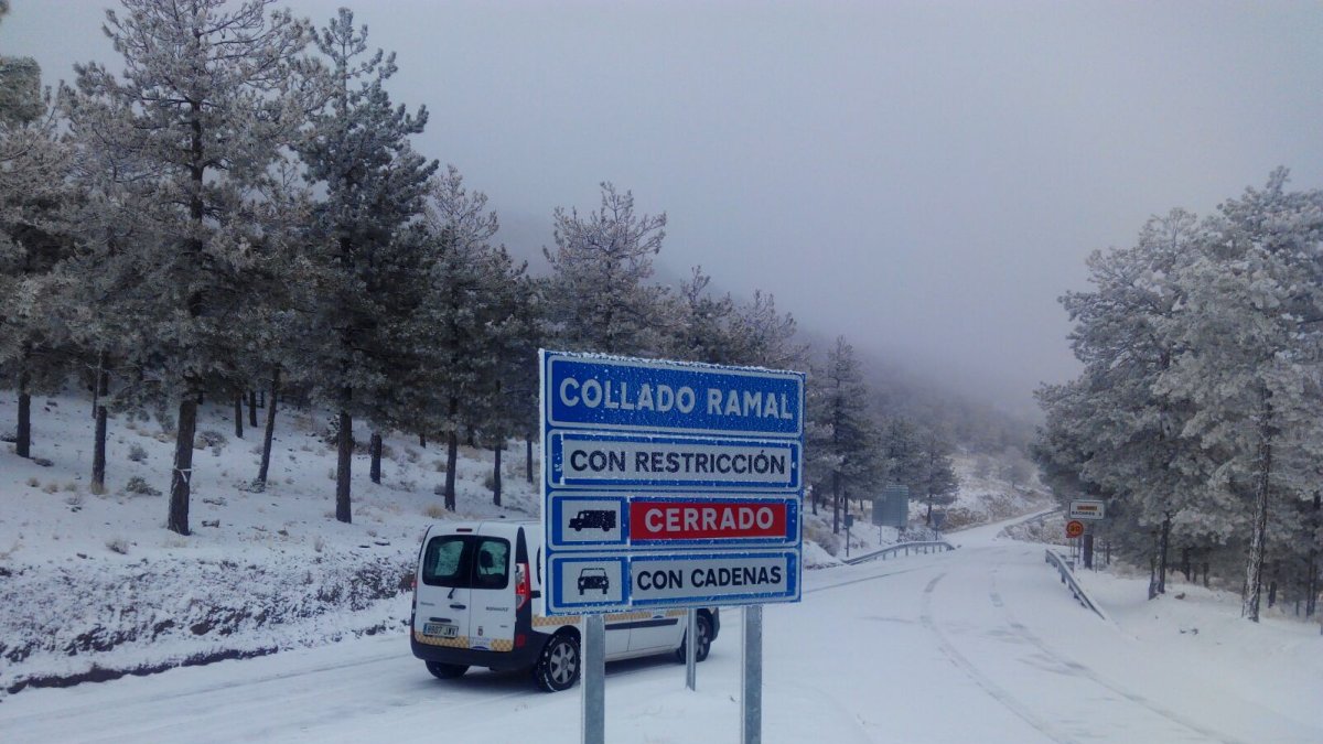 Collado Ramal ayer por la mañana, con el tráfico restringido a vehículos pesados y uso de cadenas a los ligeros.
