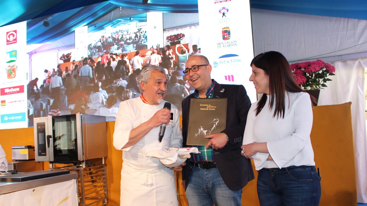 Paco Torreblanca junto al alcalde y la concejal de Turismo en la edición anterior.