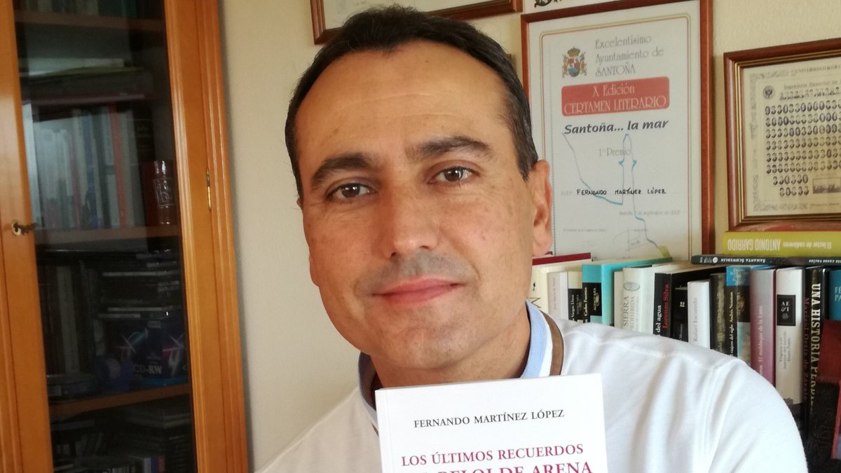 Fernando Martínez López, con su última novela.