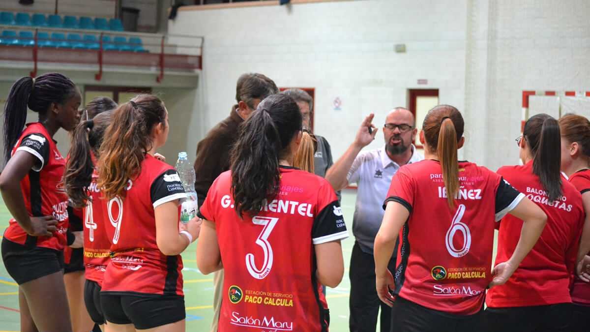 Las jugadoras rojillas atienden a su entrenador.