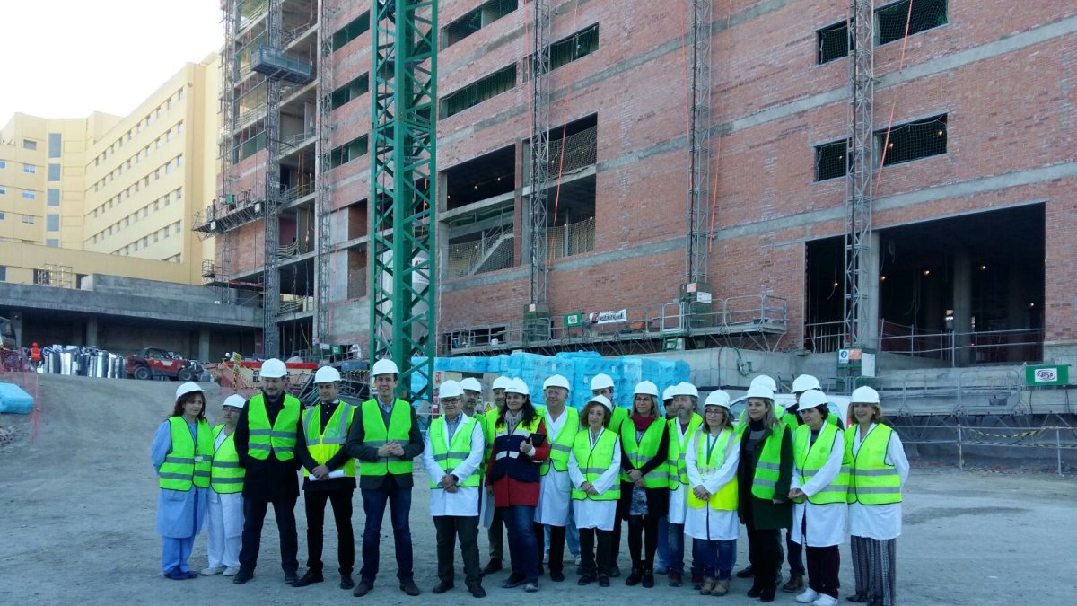 Autoridades y profesionales sanitarios, junto al futuro hospital, esta mañana.