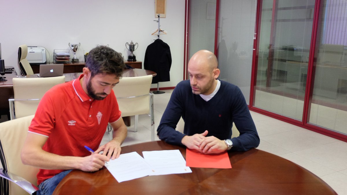 Molo firmando su contrato.