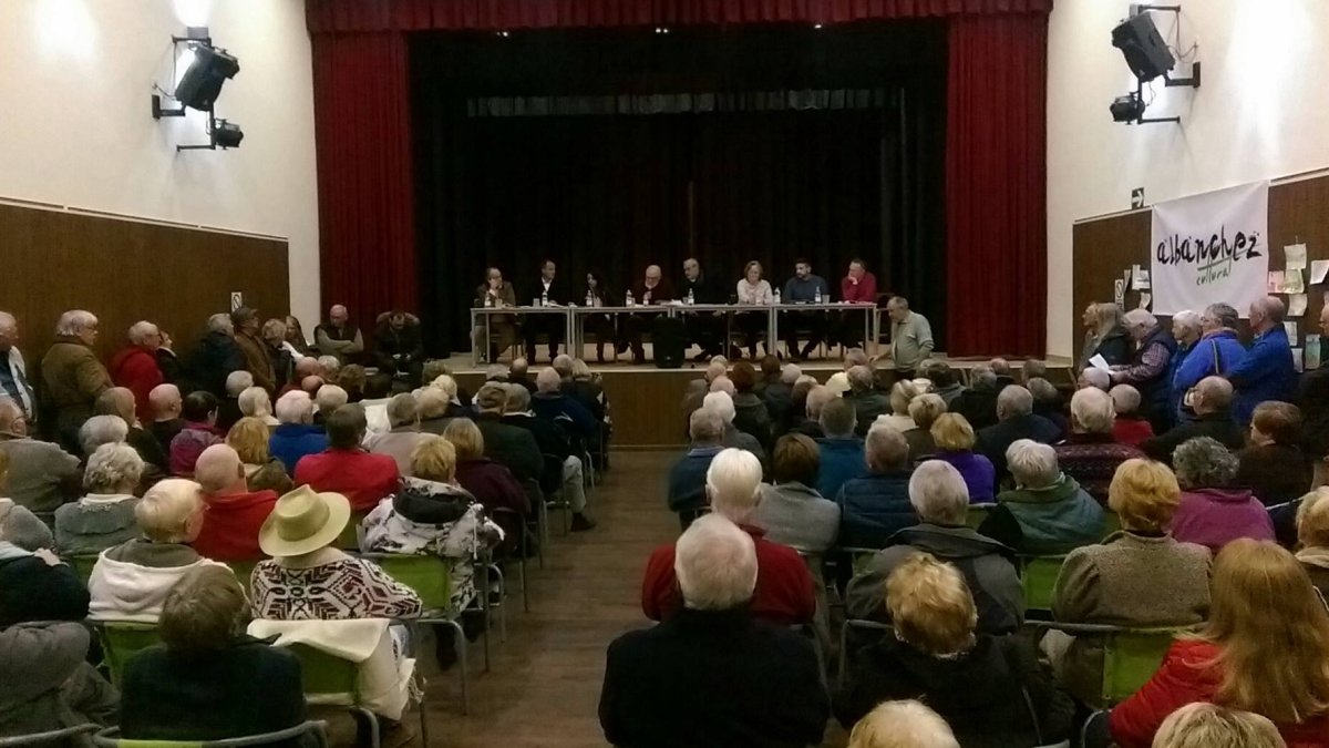 El salón estaba a rebosar, con muchas personas de pie.