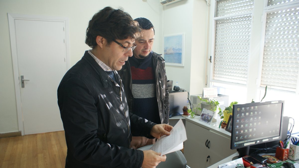 Pineda (en primer término) y Álvarez, en la Delegación de Salud entregando las firmas.