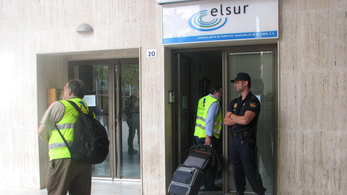 La Policía Nacional intervino las oficinas de Elsur en El Ejido con motivo de la Operación Poniente.