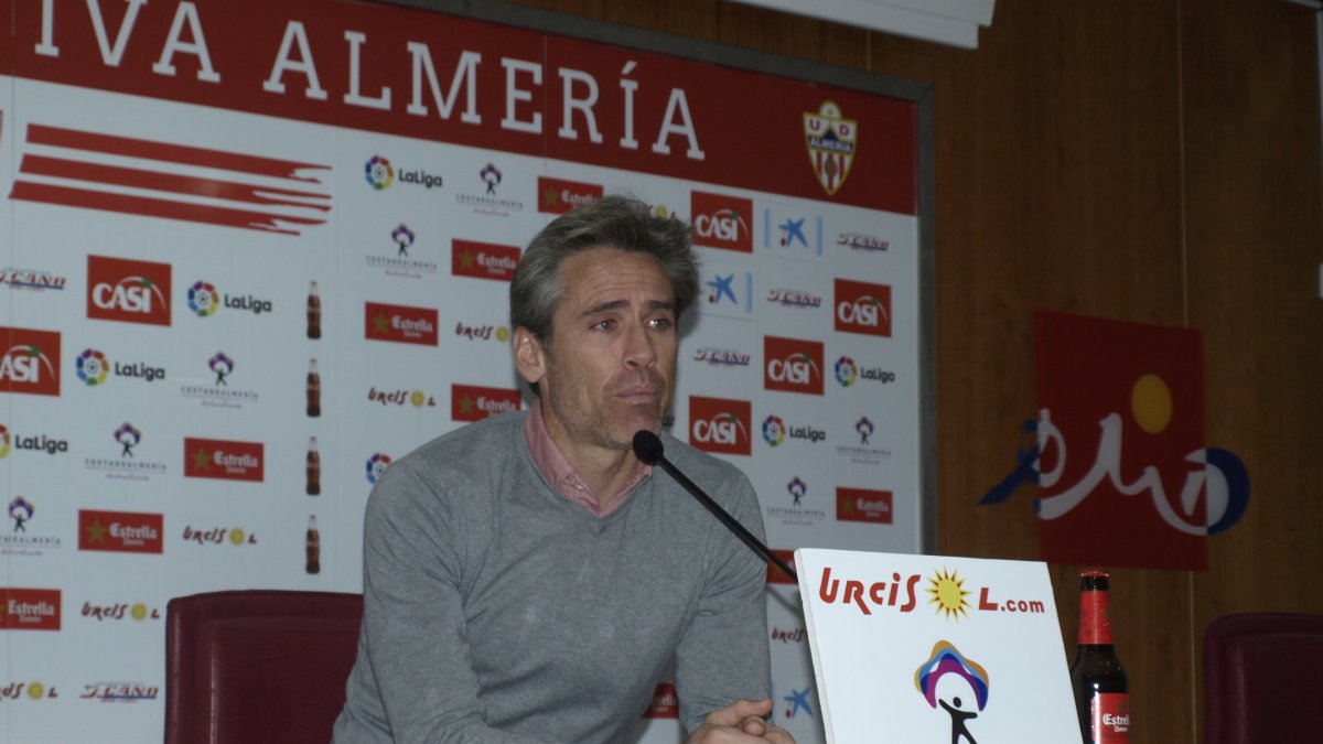 Corona en rueda de prensa.