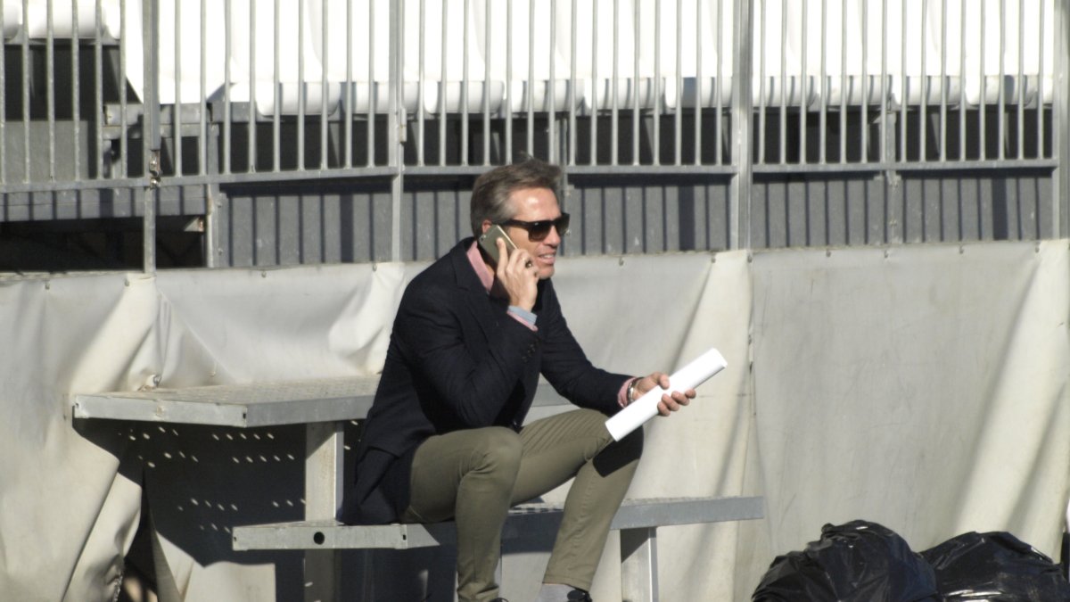 Corona viendo el entrenamiento.