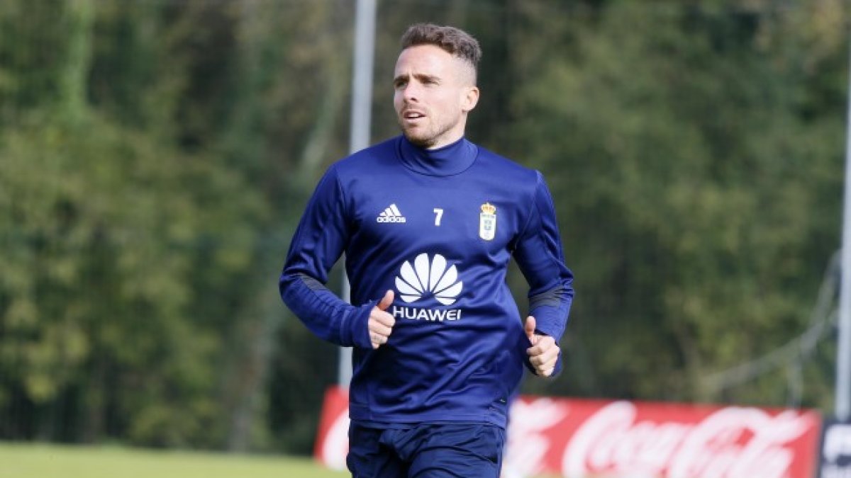 Aarón en la Ciudad Deportiva del Real Oviedo.