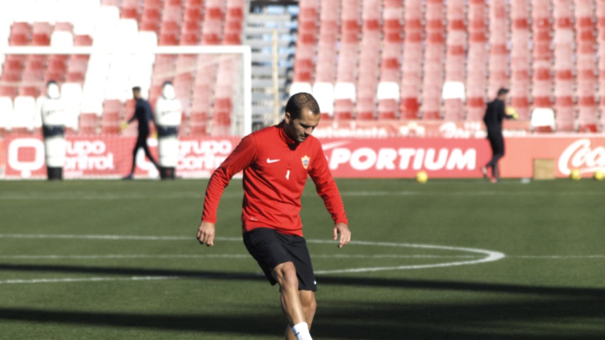 José Verza al margen del grupo.