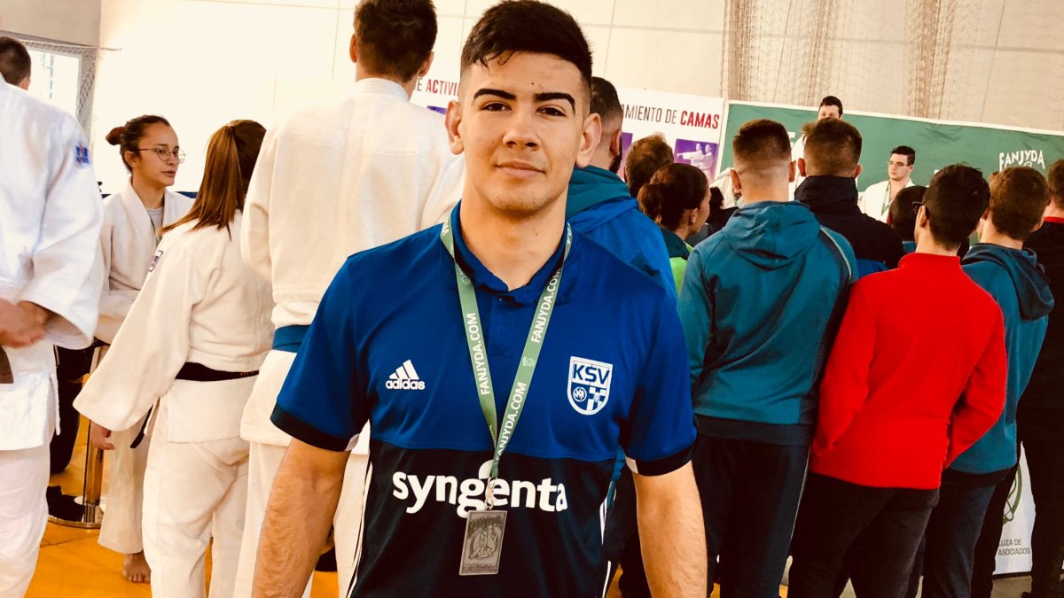 Raúl Morales con un nueva medalla.