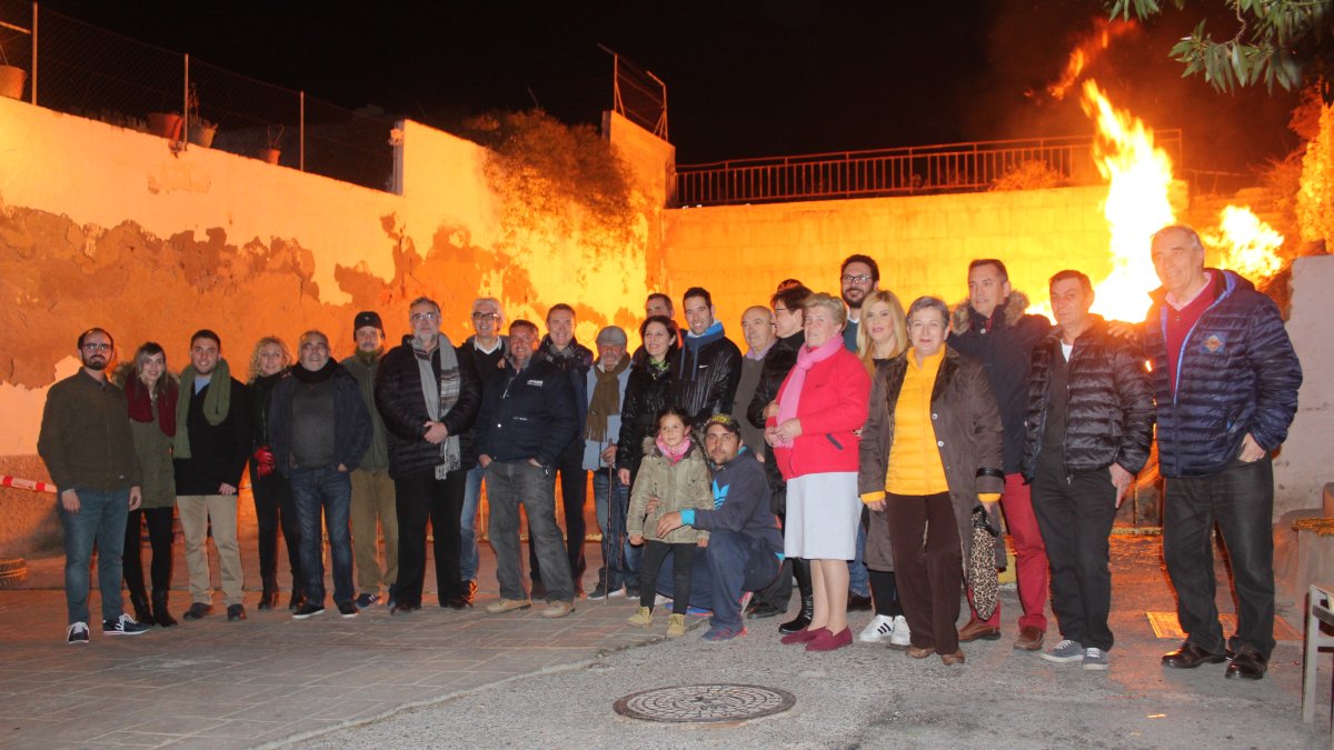 La presidenta de la Asociación, vecinos y representantes institucionales ante la hoguera histórica que realiza desde hace más de 40 años Miguel Ferná
