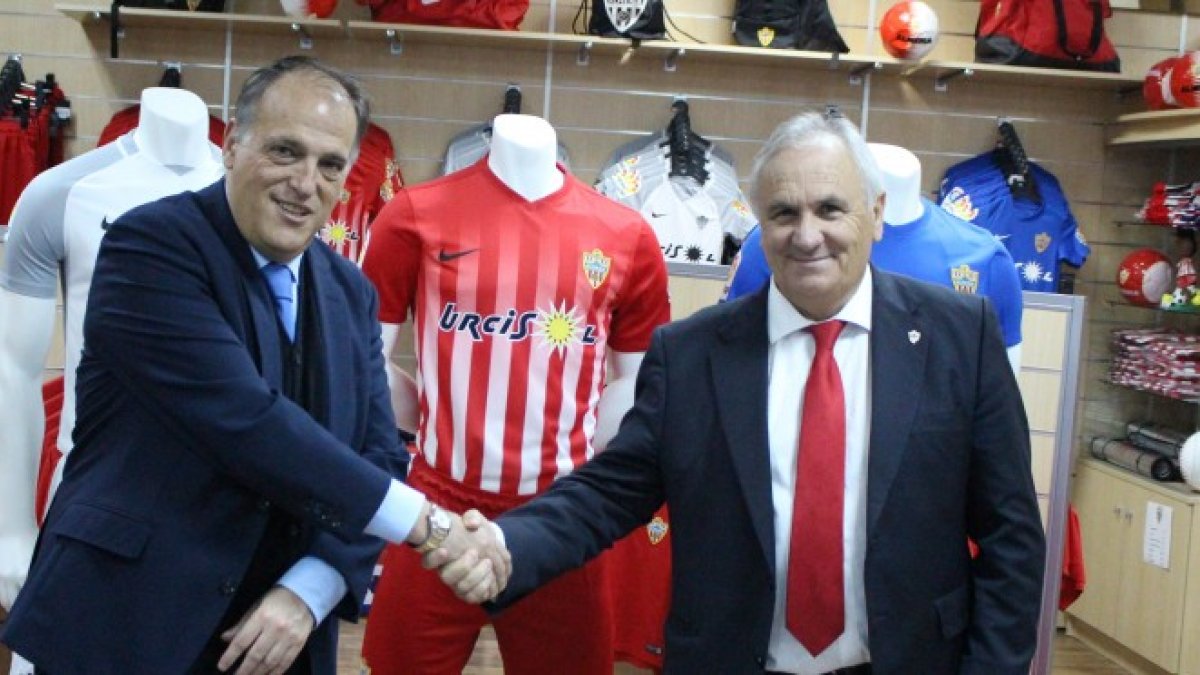 Javier Tebas y Alfonso García en la tienda del Almería.