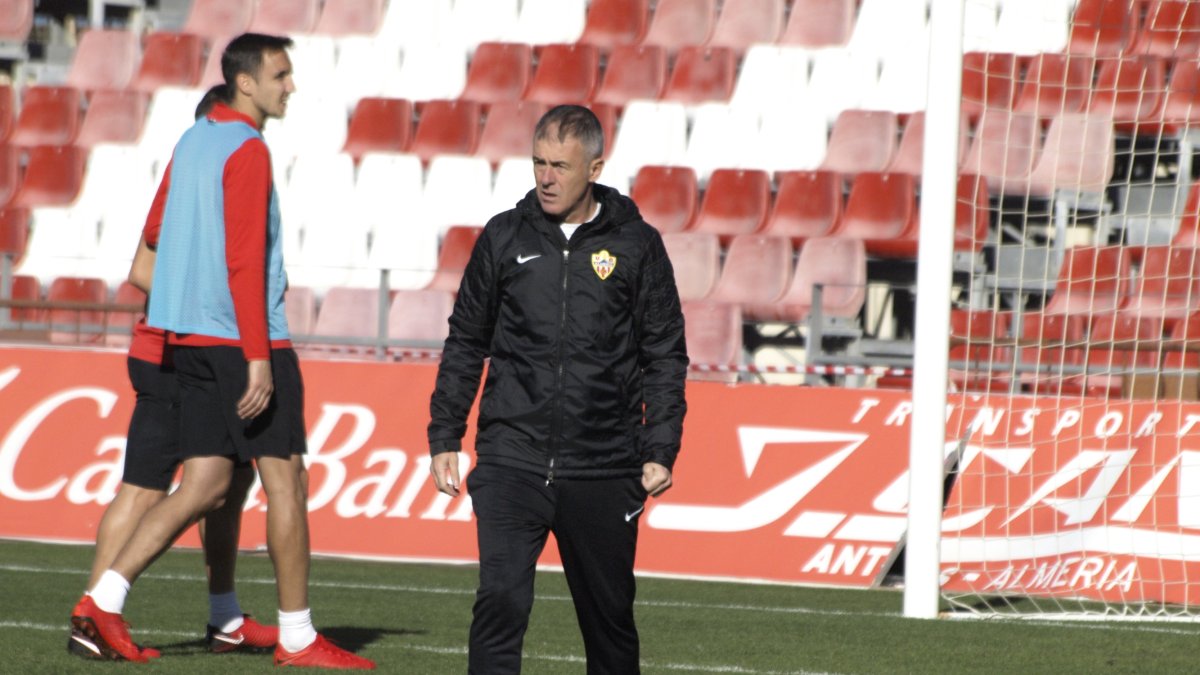Lucas Alcaraz sabe que fichar no es tan sencillo.