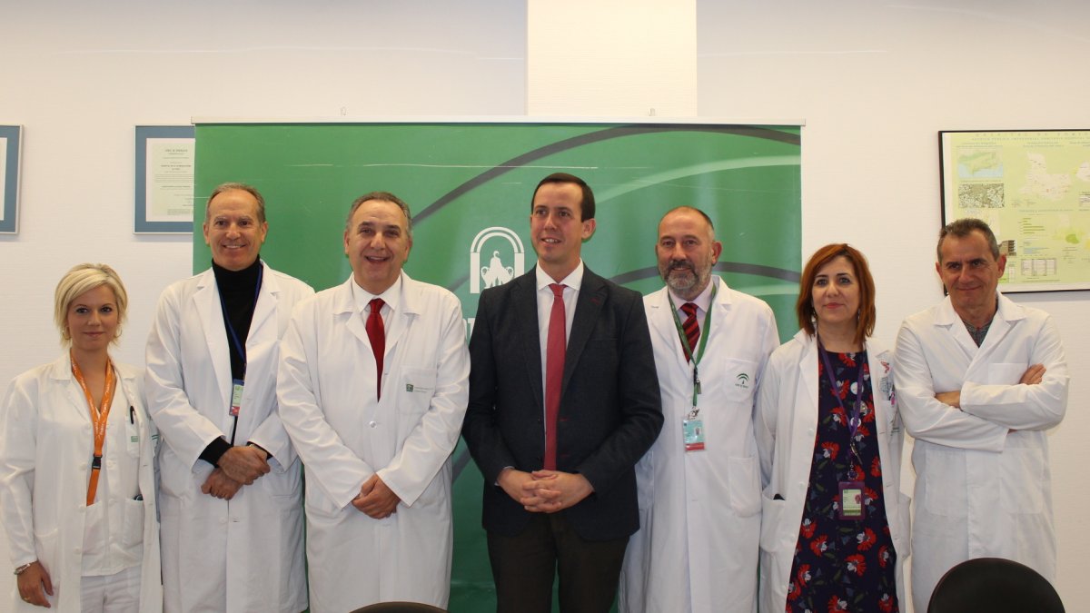 Delegado provincial de Salud con una representación del equipo profesional del Hospital.