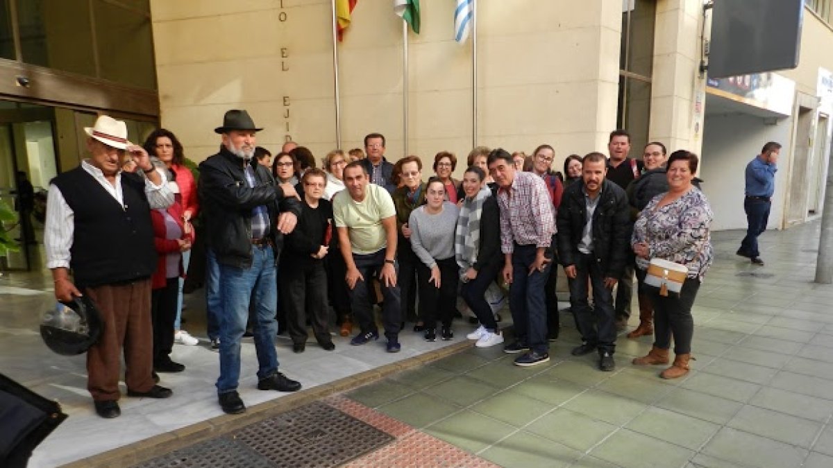 Vecinos de Matagorda durante su reciente protesta a las puertas del Ayuntamiento.
