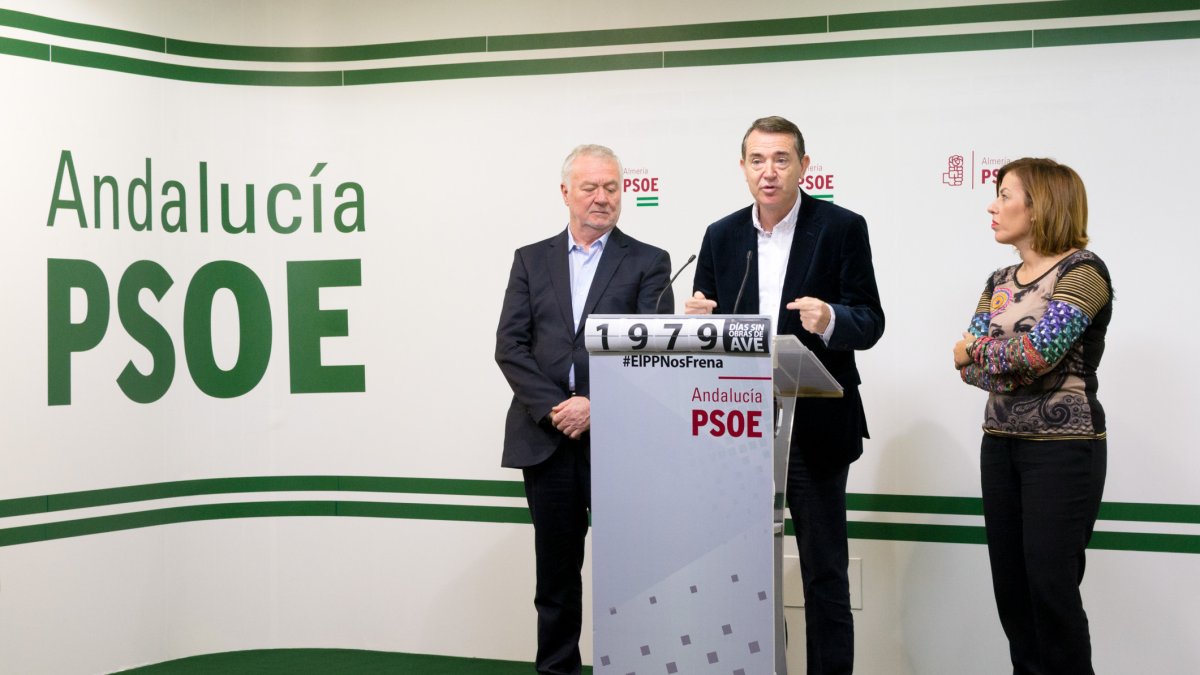 El senador Pérez Navas, con los diputados Juan Jiménez (izq.) y Sonia Ferrer.