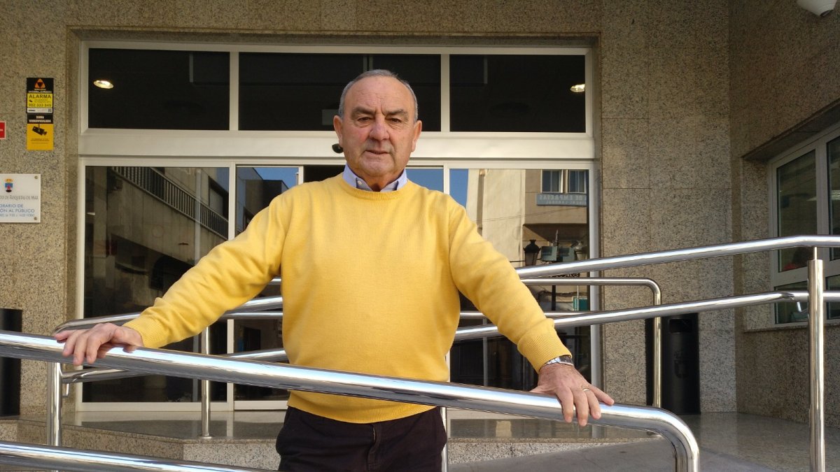 En la puerta del Ayuntamiento de Roquetas de Mar.