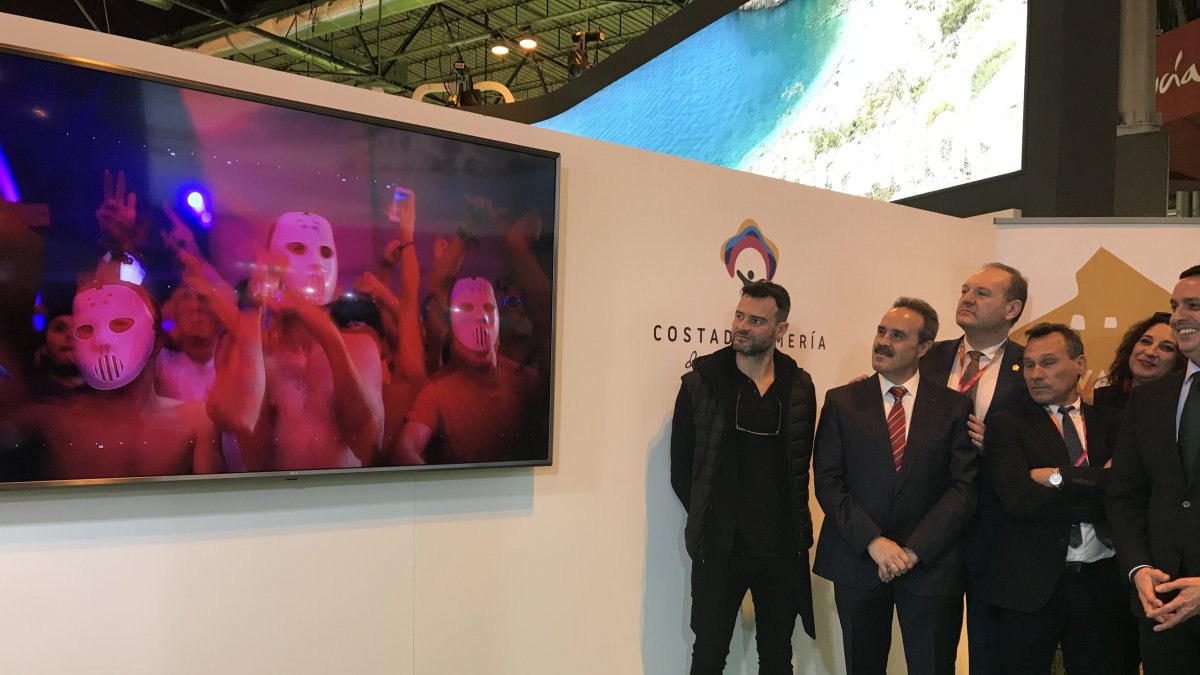 Presentación en el stand de Costa de Almería del vídeo promocional de año.
