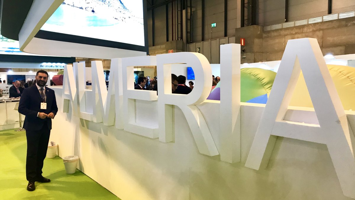 El consejero de Turismo y Deporte de la Junta ayer en el stand de Costa de Almería.