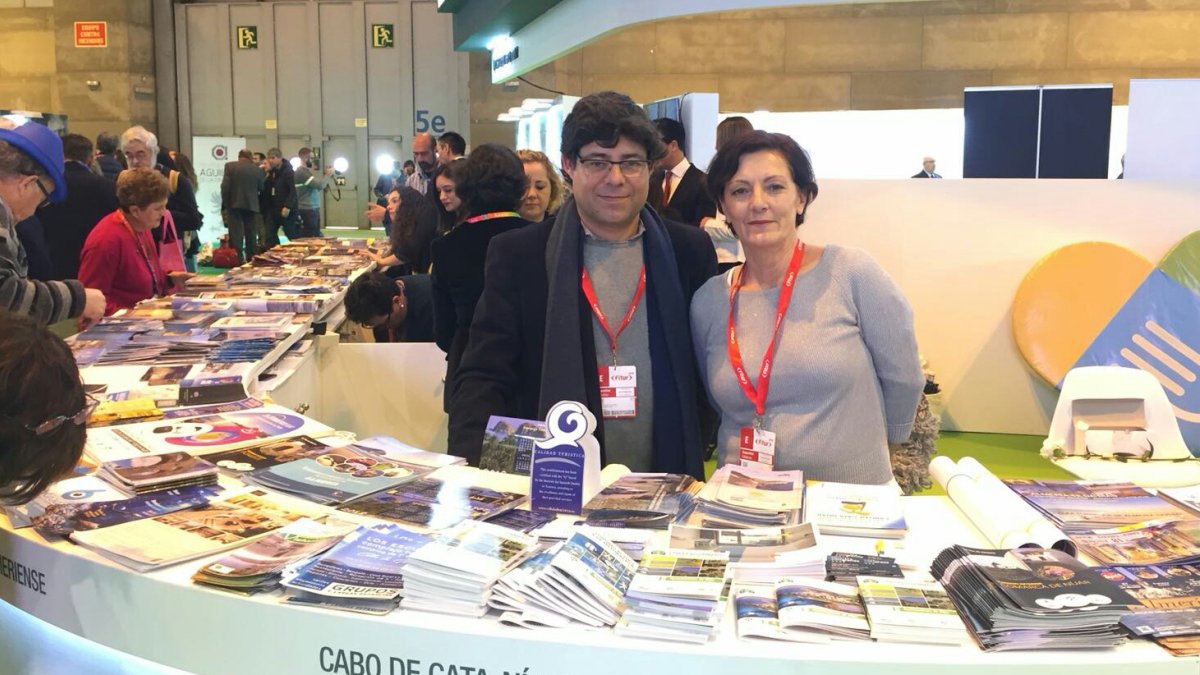 Alexis Pineda y Carmen Fernández en el stand de Fitur.