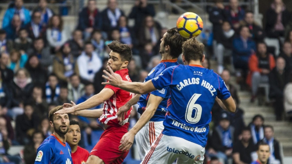 Una jugada del Oviedo-Almería.