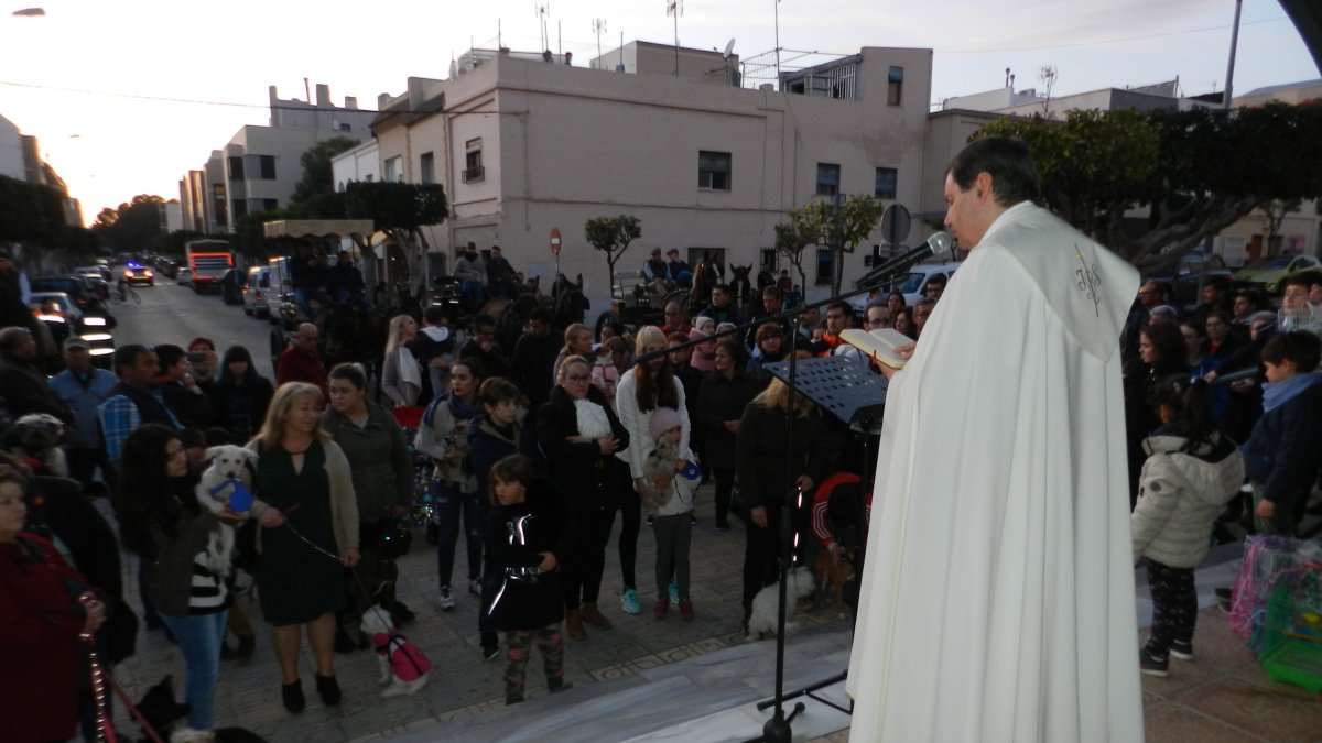La hoguera estuvo precedida de una misa a las puertas de la parroquia y de una carrera de relevos donde se portó la antorcha que dio mecha a la lumbr