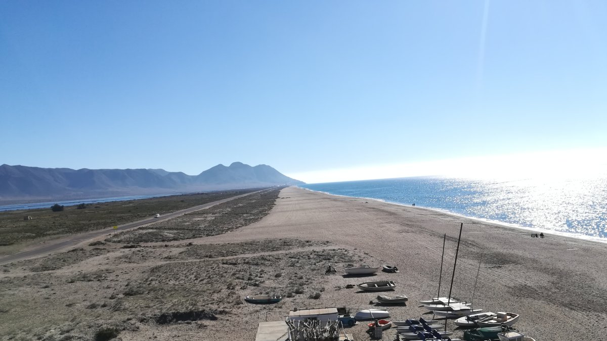Playa de Las Salinas y litoral de Cabo de Gata visto desde el Torreón de San Miguel.