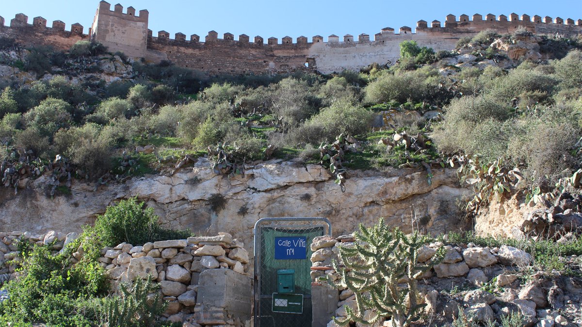 Chabolismo y basura debajo de los muros del primer monumento de la ciudad.