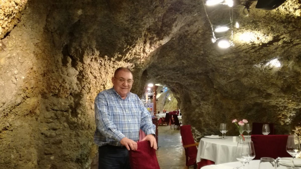 La cueva que acoge al restaurante La Gruta ha sido ampliada en varias ocasiones y dotada con una decoración y unos servicios que convierten el espaci