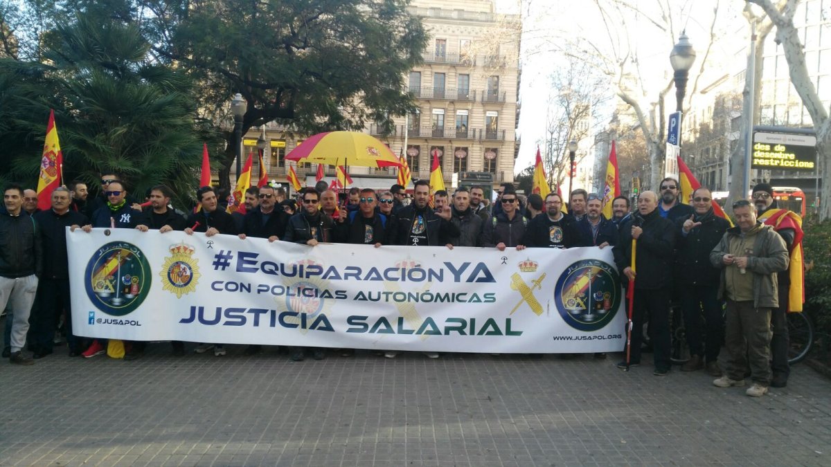 Pancarta de Jusapol en la movilización que contó con representantes de Almería.