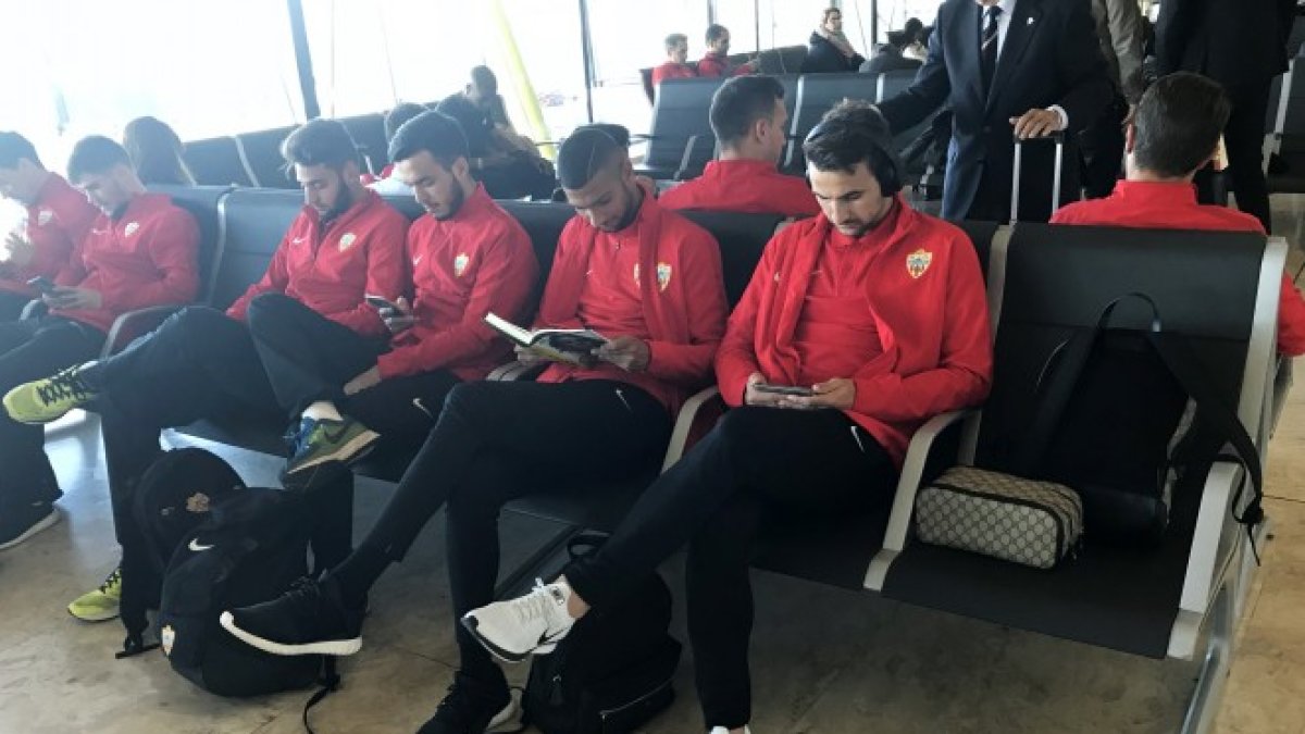 La expedición rojiblanca viajó en avión a Oviedo y regresa en el mismo medio de transporte.