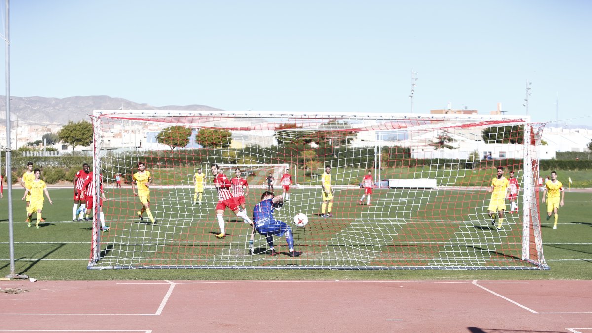 Álex Corredera no perdonó de penalti para hacer el 2-0.