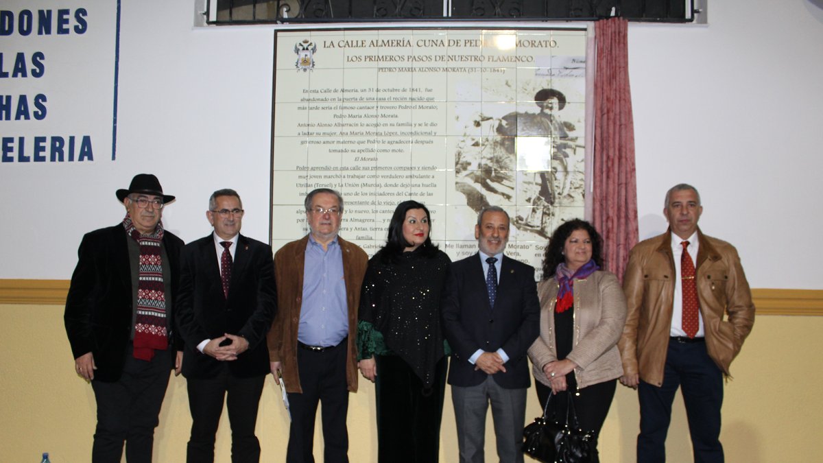El alcalde y personalidades del flamenco en el estreno del mural en honor a Pedro