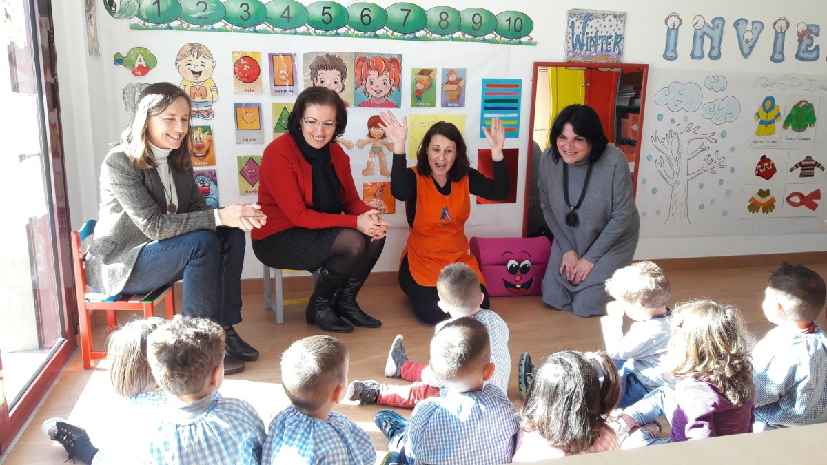 La alcaldesa María González junto Gracia Fernández y Francisca Fernández.