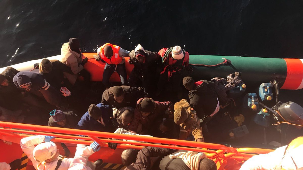 Rescate reciente de una patera en aguas del mar de Alborán por parte de Salvamento Marítimo de Almería.