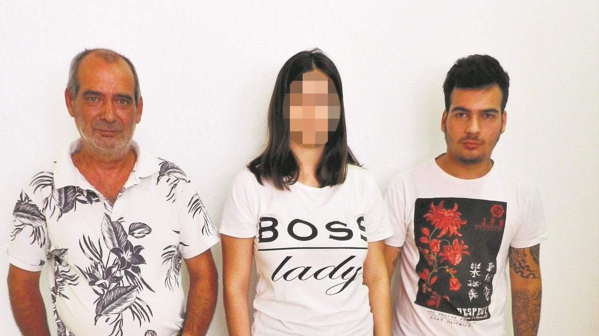 Xenia, con vendas en las queduras, junto al padre y el abuelo paterno de su bebé.