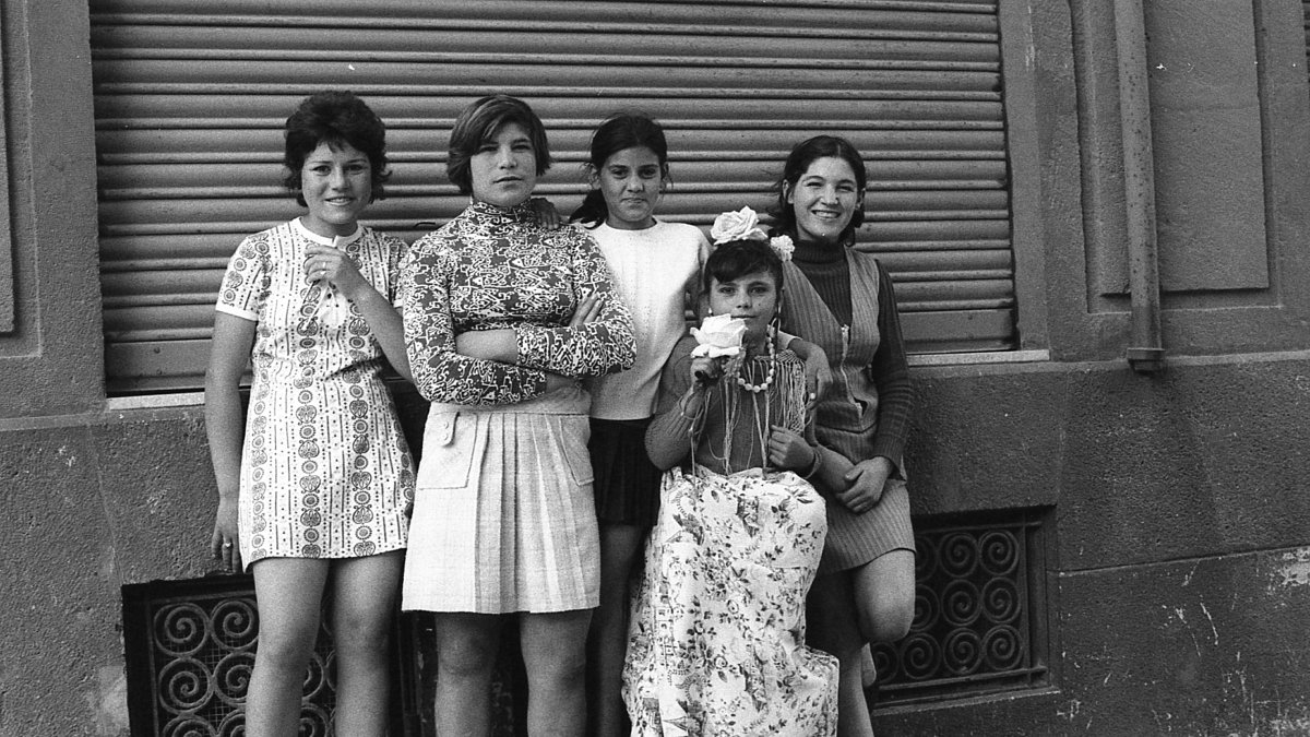 Niñas de los primeros años setenta con su maya instalada en la calle de Torres, al lado del antiguo cine Liszt.