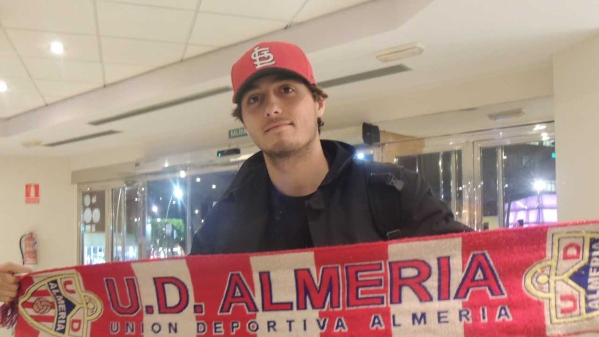 Con la bufanda del Almería en el hotel.